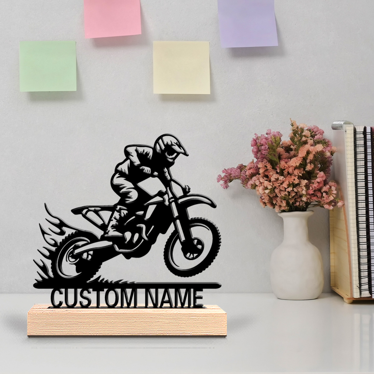 Art Craft Decoration - 1個入り シンプルなバイク乗りのカスタムネーム入りブリキ像 金属製オーナメントアートクラフト 木製台座付き 自宅のデスクデコレーション用
